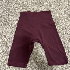 High rise Lulu align shorts 8” maroon size 6